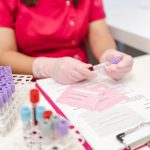 Położna POZ w Centrum Medycznym neoMedica w Poznaniu trzyma fiolkę z krwią do badania.