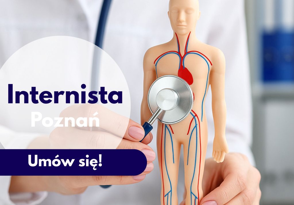 Lekarz rodzinny Centrum Medycznego neoMedica w Poznaniu przykłąda stetoskop do figurki człowieka.