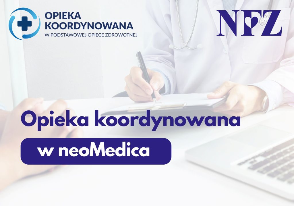 Niewyraźne zdjęcie lekarza zapisującego informacje na teczce podczas konsultacji w Centrum Medycznym neoMedica w Poznaniu.