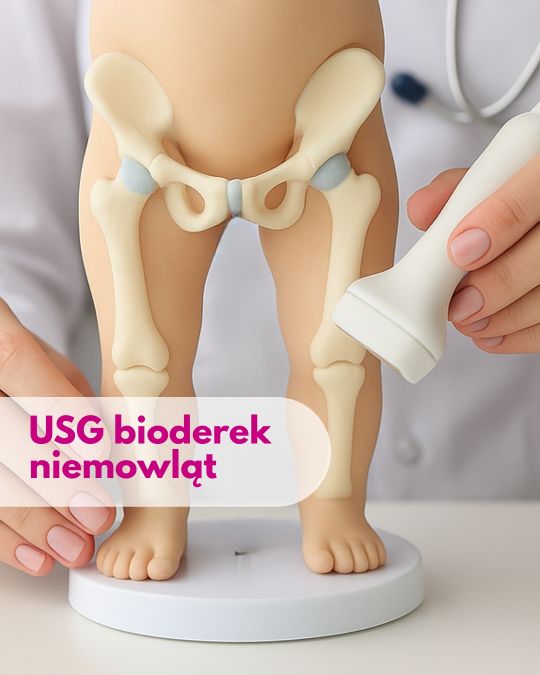 Lekarz z stetoskopem na szyi przykłada głowice USG do modelu bioderek dziecka podczas wizyty w Centrum Medycznym neoMedica w Poznaniu.