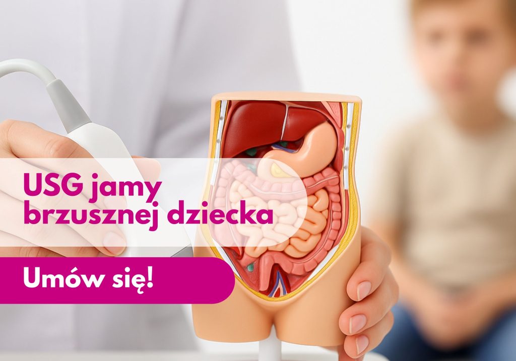 Głowica USG przykładana przez lekarza do modelu przedstawiającego jame brzuszną, w tle zamazana sylwetka dzieckapodczas wizyty w Centrum Medycznym neoMedica w Poznaniu.