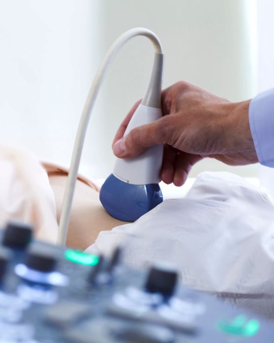 Głowica USG przyłożona do brzucha Pacjenta - ilustracja dotycząca USG prostaty w Centrum Medycznym neoMedica w Poznaniu.