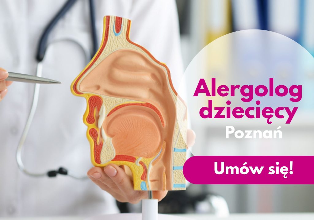 Lekarz ze stetoskopem na szyi podczas konsutacji alergologicznej dla dzieci w Centrum Medycznym neoMedica w Poznaniu wskazuje na model układu oddechowego człowieka.
