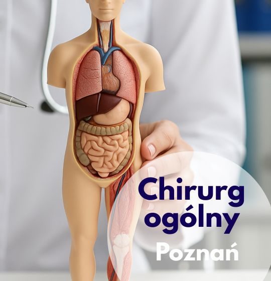 Chirurg ogólny w Centrum Medycznym neoMedica w Poznaniu wskazuje na model ciała człwoieka.