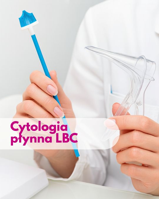 Lekarz ginekolog trzymający wziernik i szczoteczkę do cytologii, obok model narządu macicy - ilustracja dotycząca cytologii płynnej LBC w Centrum Medycznym neoMedica w Poznaniu.
