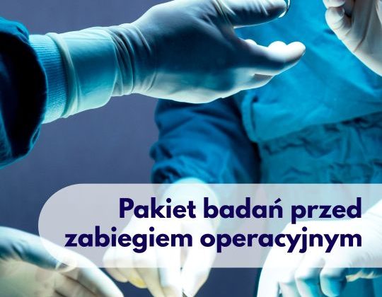 Lekarze w ubiorze ochronnym i rękawiczkach lekarskich podczas operacji, podający sobie nożyczki – ilustracja dotycząca pakietu badań przed zabiegiem operacyjnym w Centrum Medycznym neoMedica w Poznaniu.