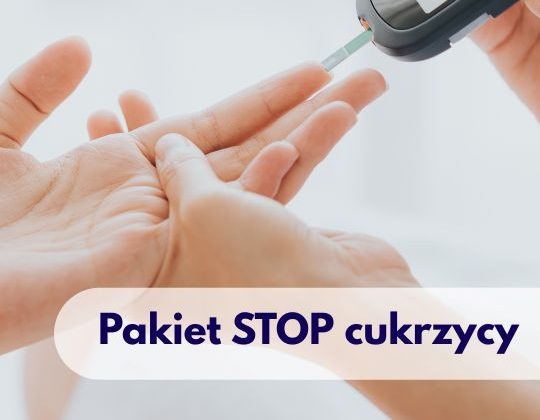 Lekarz mierzący glukometrem poziom cukru we krwi pacjenta w Centrum Medycznym neoMedica w Poznaniu.