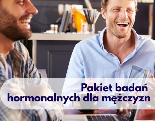 Smiejący się mężczyźni podczas spotkania - ilustracja dotyczaca pakietu badań hormonalnych dla mężczyzn w Centrum Medycznym neoMedica w Poznaniu.