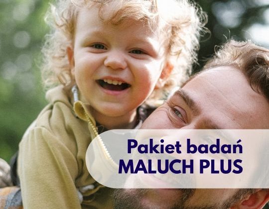 Uśmiechnięte dziecko na plecach taty -ilustracja dotycząca pakietu badań MALUCH PLUS w Centrum Medycznym neoMedica w Poznaniu.