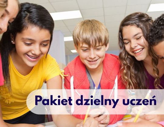 Uśmiechnięte dzieci w szkole - ilustracja dotycząca pakietu badań dzielny uczeń dostepnego w Centrum Medycznym neoMedica w Poznaniu.