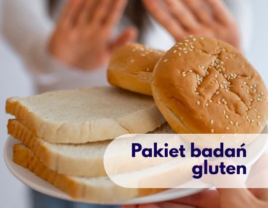 Pieczywo na talerzu, a w tle osoba odpychająca talerz – ilustracja dotycząca pakietu badań „Gluten” dostępnego w Centrum Medycznym neoMedica w Poznaniu.