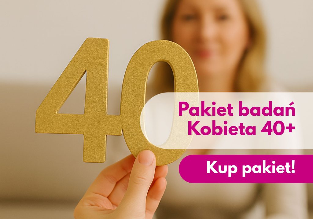 Figurka liczby 40 na pierwszym planie, a w tle zamazana sylwetka kobiety – ilustracja wykorzystywana przez Centrum Medyczne neoMedica w Poznaniu.