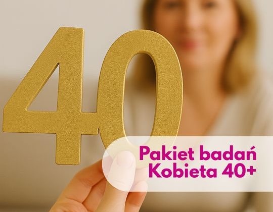 Figurka liczby 40 na pierwszym planie, a w tle zamazana sylwetka kobiety – ilustracja wykorzystywana przez Centrum Medyczne neoMedica w Poznaniu.