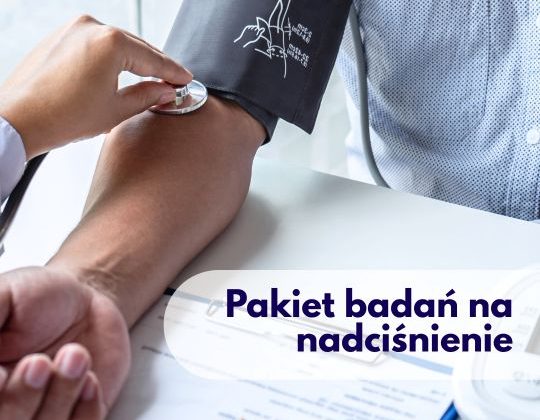 Lekarz przykładający stetoskop do ręki pacjenta i jednocześnie mierzący ciśnienie ciśnieniomierzem w Centrum Medycznym neoMedica w Poznaniu.