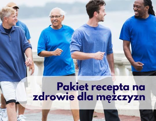 Uśmiechnięci mężczyźni na spacerze - ilustracja promująca pakiet badań Pakiet recepta na zdrowie mężczyzn dostępny w Centrum Medycznym neoMedica w Poznaniu.