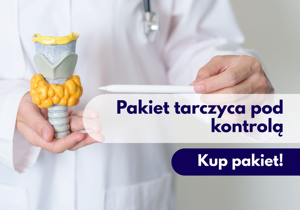 Lekarz endokrynolog z Centrum Medycznego neoMedica w Poznaniu trzymający model narządu tarczycy.