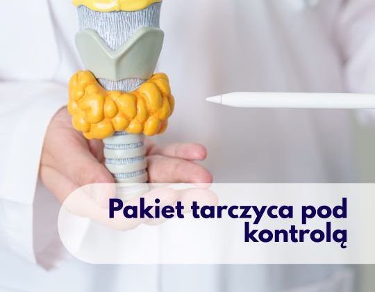 Lekarz endokrynolog z Centrum Medycznego neoMedica w Poznaniu trzymający model narządu tarczycy.