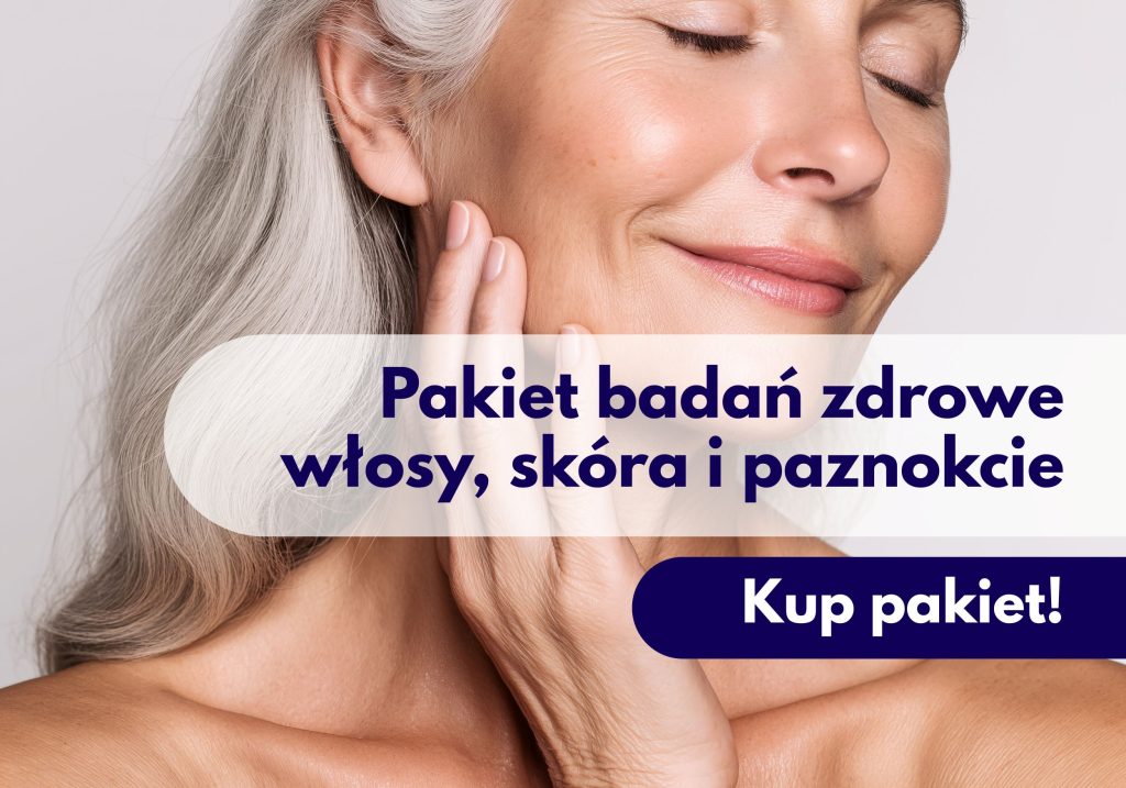 Starsza kobieta wskazująca na swoją skórę i zdrowe włosy – ilustracja dotycząca pakietu badań „Zdrowe włosy, skóra i paznokcie” dostępnego w Centrum Medycznym neoMedica w Poznaniu.