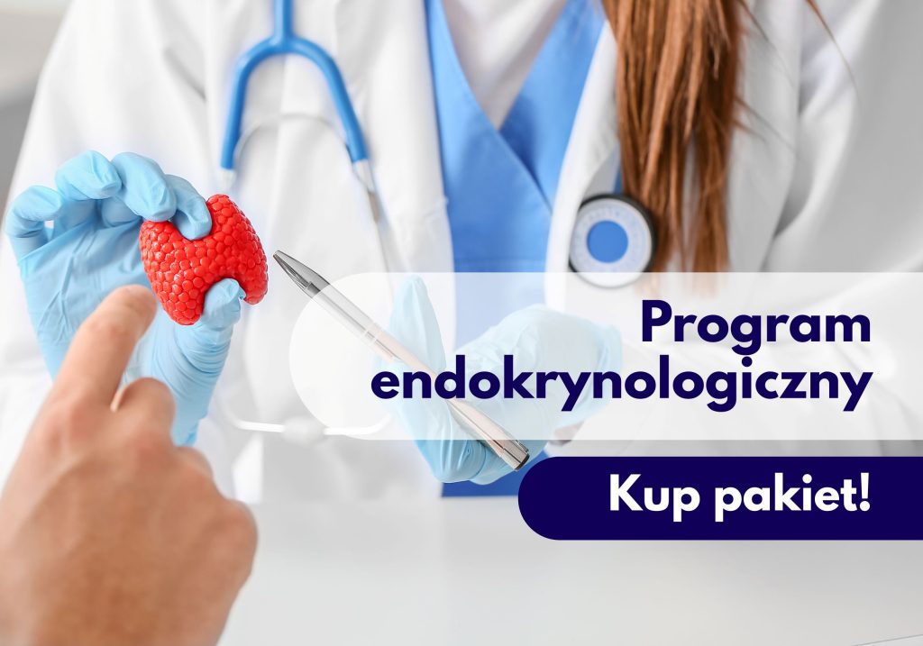 Lekarz w rękawiczkach lekarskich trzyma model narządu tarczycy podczas wizyty endokrynologicznej w Centrum Medycznym neoMedica w Poznaniu.