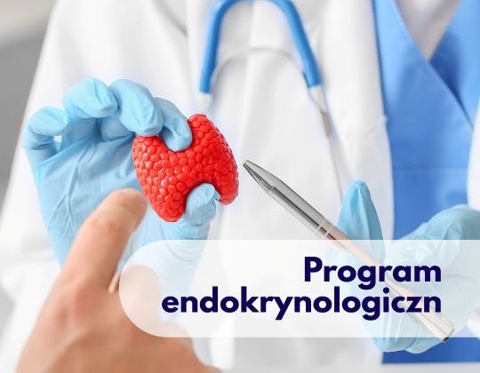 Lekarz w rękawiczkach lekarskich trzyma model narządu tarczycy podczas wizyty endokrynologicznej w Centrum Medycznym neoMedica w Poznaniu.