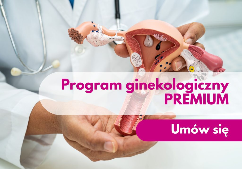 Lekarz ginekolog Centrum Medycznego neoMedica w Poznaniu trzymający model narządu macicy.