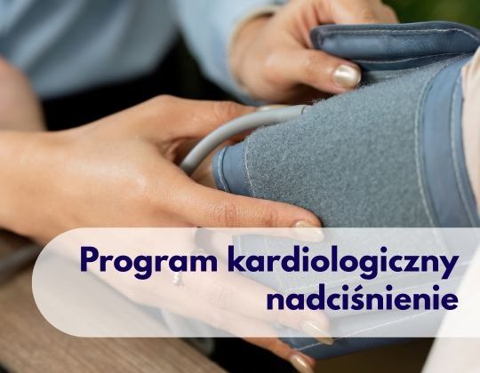 Lekarz Centrum Medycznego neoMedica mierzący ciśnienie Pacjentce ciśniomierzem.