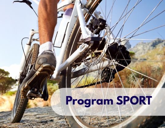 Ujęcie nóg sportowca jadącego na rowerze na wymagającej trasie – ilustracja dotycząca programu Sport w Centrum Medycznym neoMedica w Poznaniu.