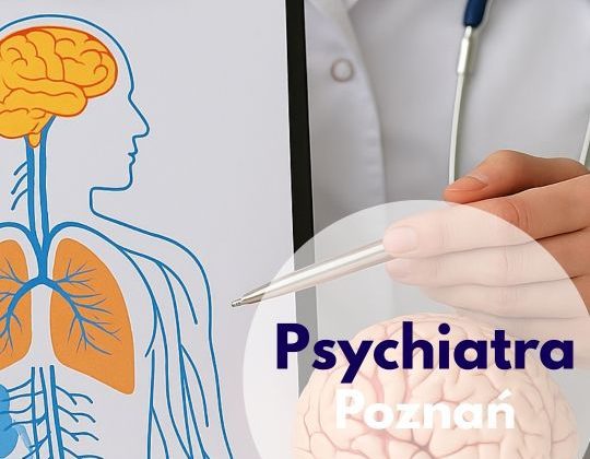 Psychiatra ze stetoskopem na szyi wskazuje na teczkę z obrazem układu nerwowego człowieka, obok znajduje się model mózgu – ilustracja dotycząca wizyty u psychiatry w Centrum Medycznym neoMedica w Poznaniu.