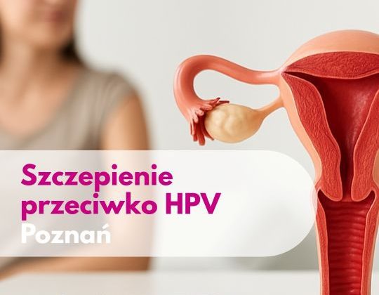 Model narządu macicy i strzykawka, w tle zamazana sylwetka kobiety - ilustracja dotycząca szczepienia przeciwko HPV w Centrum Medycznym neoMedica w Poznaniu.