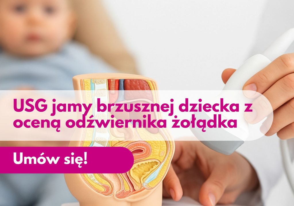 Głowica USG przykładana przez lekarza do modelu przedstawiającego jame brzuszną, w tle zamazana sylwetka kobiety z dzieckiem na kolanach podczas wizyty w Centrum Medycznym neoMedica w Poznaniu.