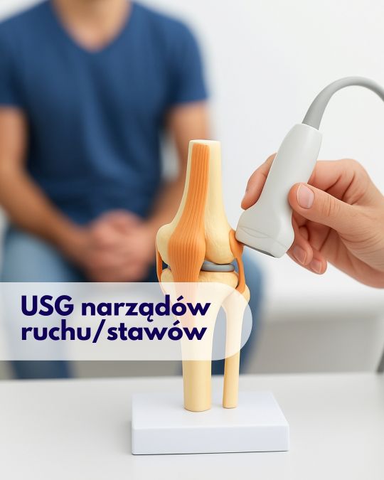Głowica USG przykładana przez lekarza do modelu przedstawiającego staw, w tle zamazana sylwetka męzczyznypodczas wizyty w Centrum Medycznym neoMedica w Poznaniu.