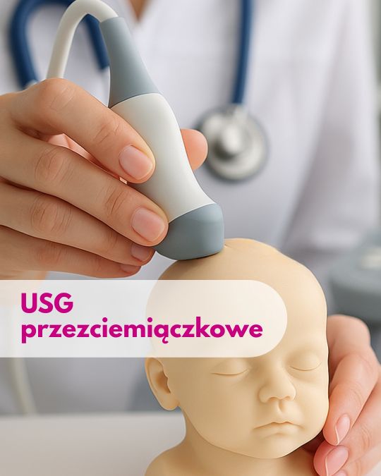 Lekarz przykładający głowicę USG do głowy lalki dziecka podczas wizyty w Centrum Medycznym neoMedica w Poznaniu – ilustracja dotycząca USG przezciemiączkowego.