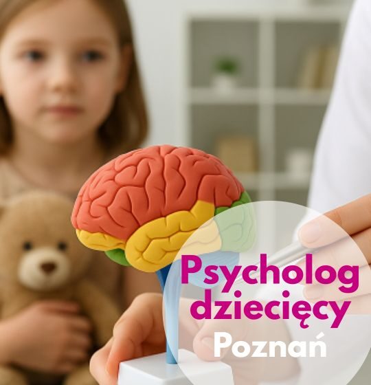 Psycholog dziecięcy z Centrum Medycznego neoMedica w Poznaniu trzyma model mózgu, a w tle widoczna jest mała dziewczynka z pluszowym misiem.