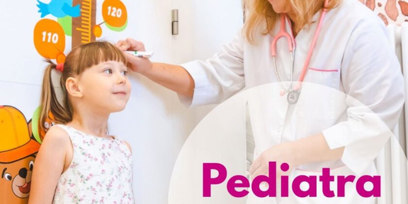 Lekarz pediatra mierzący wzrost dziecka na wiszącej na ścianie marce wzrostu w gabinecie pediatrycznym Centrum Medycznego neoMedica w Poznaniu.